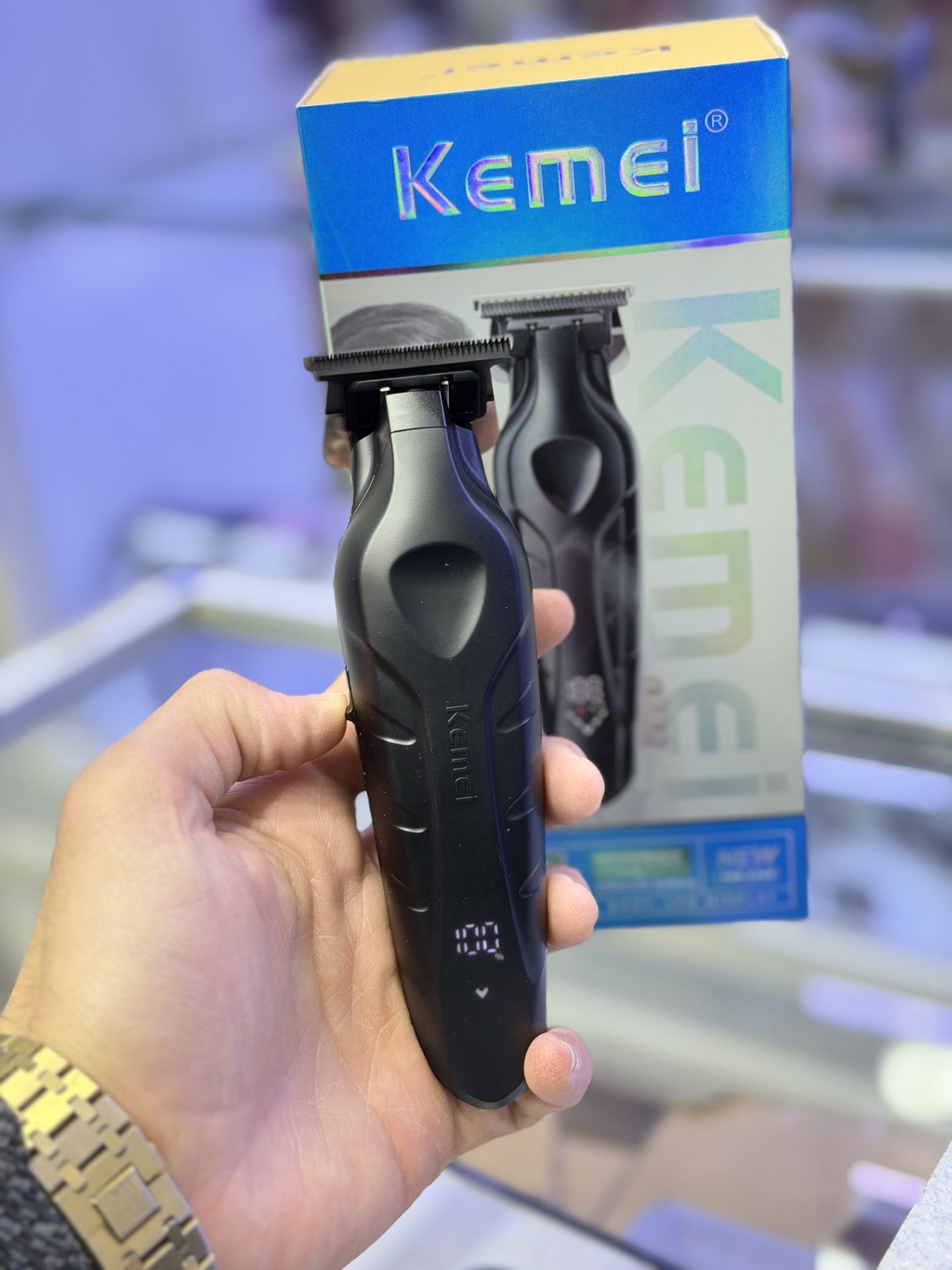 ماشین اصلاح موی سر و صورت کیمی مدل KM-2269، اصلاح به صورت تریمر، قابلیت اصلاح با شماره صفر، نمایشگر میزان شارژ، منبع انرژی باتری